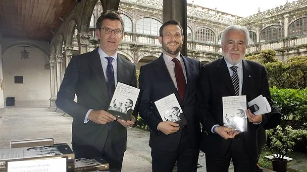 Feijóo, Juan Fernández-Miranda y Santalices sostienen la biografía de Torcuato Fernádez-Miranda