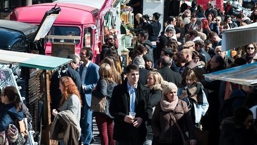 Una veintena de «food trucks» cocinan frente a la estación de Príncipe Pío