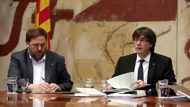 Puigdemont y Junqueras, durante la reunión del gobierno catalán