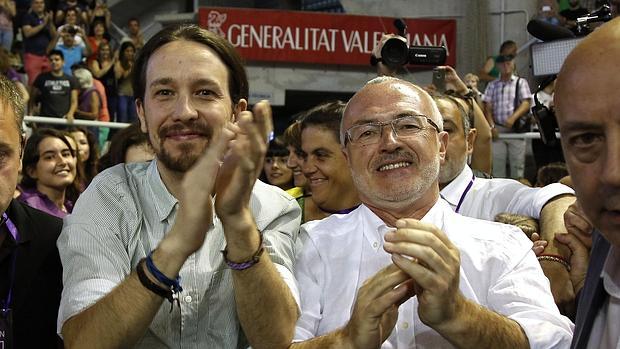 Imagen de Pablo Iglesias y Antonio Montiel durante un mitin de Podemos en Alicante