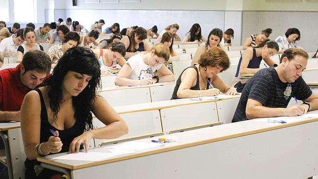 Varios opositores realizan el examen para maestro