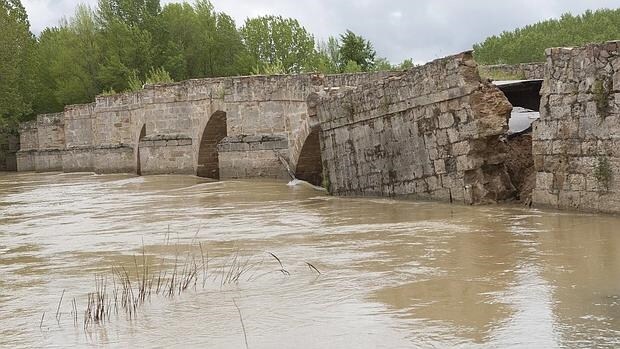 Tramo de puente sobre el río esla caido como consecuencia del temporal de lluvia