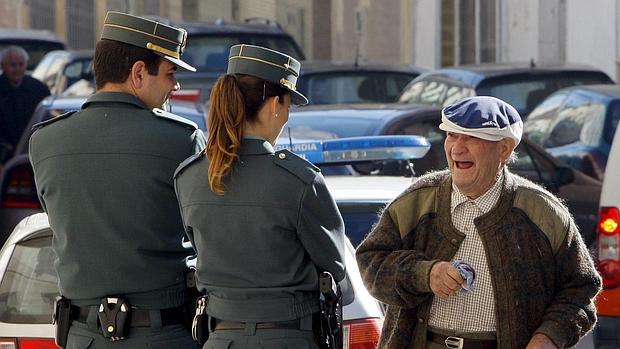 Imagen de archivo de un anciano junto a dos agentes