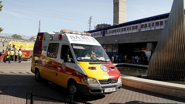 Imagen de archivo de una ambulancia en Madrid