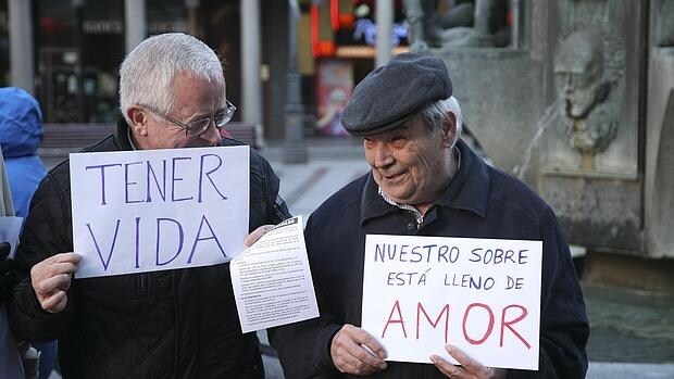 Dos jubilados participan en una concentración contra los recortes sociales (imagen de archivo)