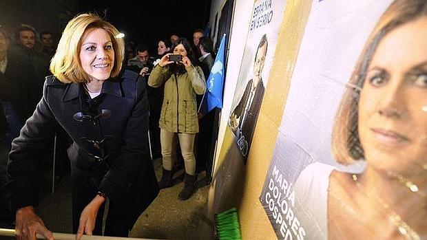 Cospedal, en la pegada de carteles de las pasadas elecciones del 20D; en junio no habrá cartelería del PP en la región