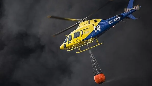 Un helicóptero de los servicios de emergencias en labores de extinción del incendio en Seseña