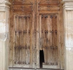 Puerta de la iglesia parroquial del Salvador de Almaraz de Duero después del intento de robo