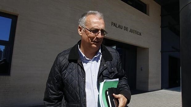 El exalcalde de Benidorm Agustín Navarro a la salida de los juzgados tras declarar.