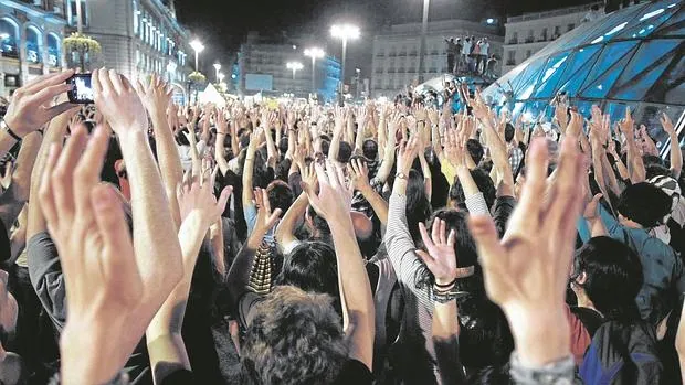 Un grupo de indignados en una de las concentraciones en la Puerta del Sol durante el 15-M