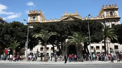 Numerosas familias se han acercado al Palacio Provincial de Alicante