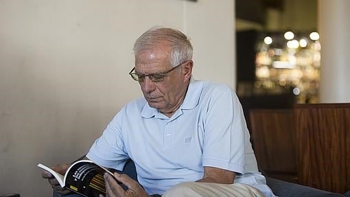 Josep Borrell durante una entrevista