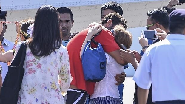 David Hernández abraza a un familiar tras diez días desaparecido en el mar