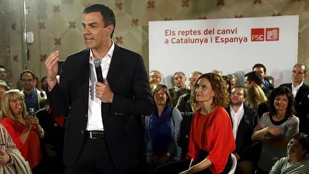 El secretario general del PSOE y candidato socialista a la presidencia del Gobierno, Pedro Sánchez, y la candidata del PSC en las elecciones generales, Meritxell Batet