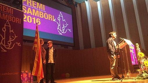 Imagen del conseller Marzà durante la entrega de premios ante la bandera catalana