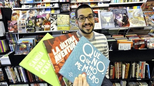 El joven Javier de Castro, con tres de las obras que ha ilustrado