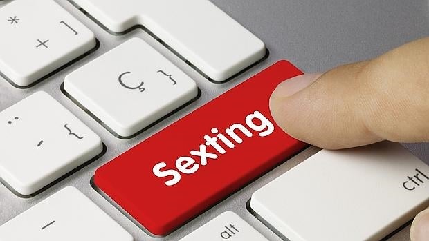 El acusado falseó su identidad para contactar con conocidos para coaccionarles y practicar «sexting»