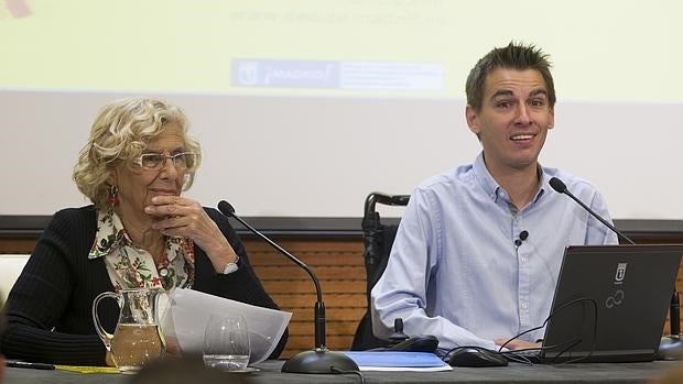 El concejal de Participación Ciudadana, Transparencia y Gobierno Abierto de Madrid, Pablo Soto, junto a la alcaldesa de Madrid, Manuela Carmena