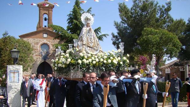 La Virgen de la Piedad a la salida de la ermita