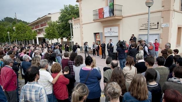 Concentración en apoyo de los familiares de la niña de 4 años que ayer falleció en Sant Julià del Llor i Bonmatí al ser atropellada por un conductor que iba drogado y bebido