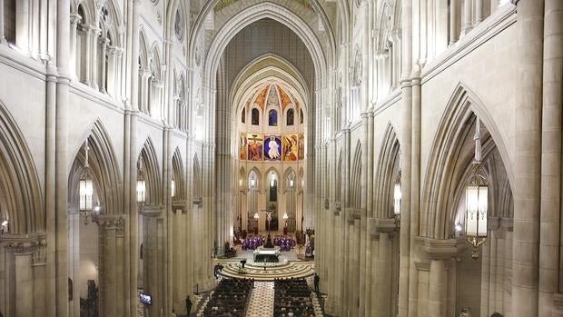 La catedral de La Almudena acogerá este martes el funeral por las víctimas del terremoto de Ecuador