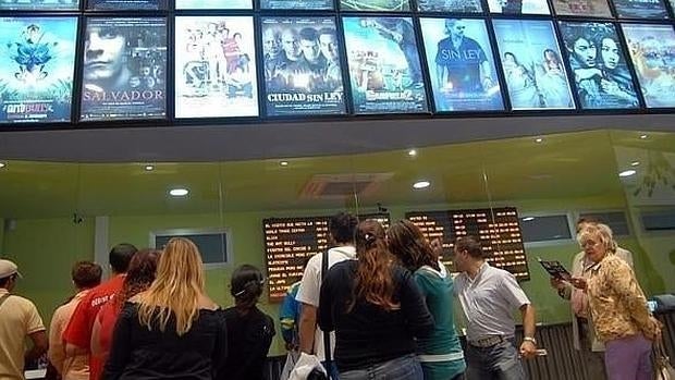 Denuncian a Kinépolis por vetar el acceso a sus cines con comida y bebida compradas fuera