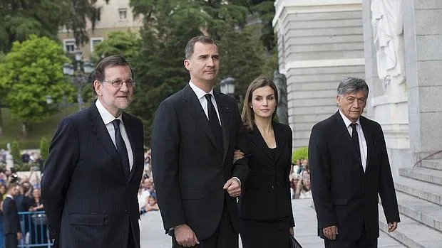Los Reyes, junto al presidente del Gobierno en funciones, Mariano Rajoy