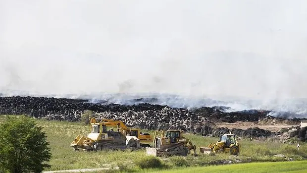 Últimos restos del incendio en el cementerio de neumáticos de Seseña