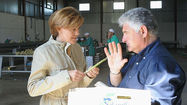 Cospedal durante su visita a la empresa hortícola