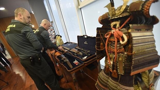 La Guardia Civil muestra parte de los objetos a subasta de Juan Antonio Roca
