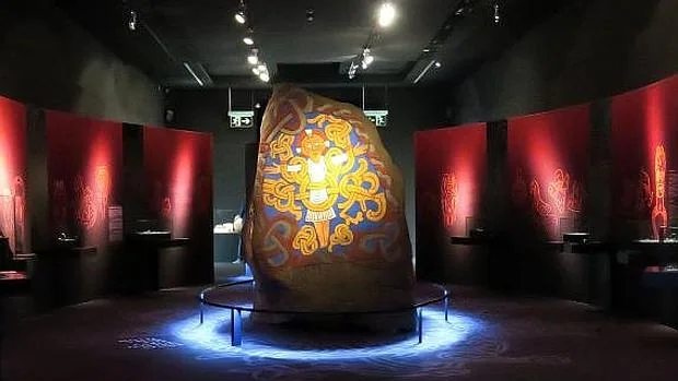 La réplica de la «piedra de Jelling».