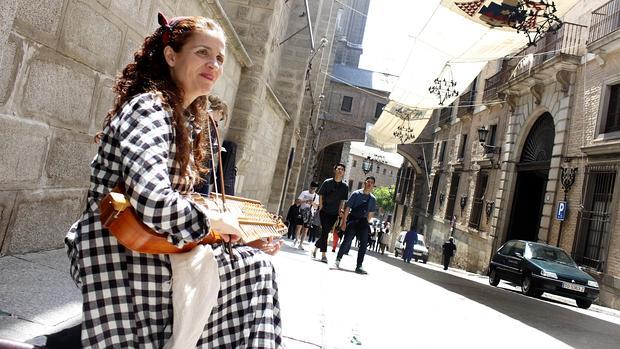 Ana Alcaide en Arco de Palacio, en Toledo, donde suele tocar su nyckelharpa