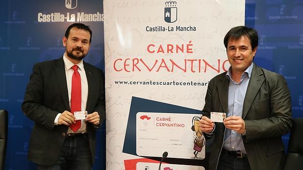 Juan Ramón Amores y Gabriel González presentan el carné cervantino