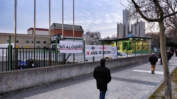 Pancartas frente a la fábrica de Lauki de Valladolid