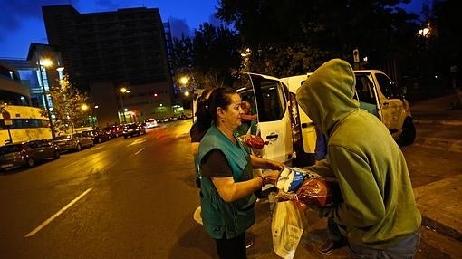 Un hombre recoge los víveres