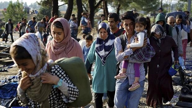Un grupo de refugiados cruza la frontera de Macedonia con Grecia