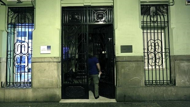 Hallan a dos hermanos muertos con signos de violencia en un piso de Valencia