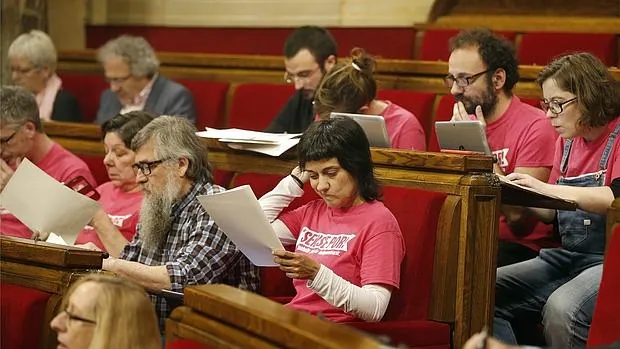 La diputada de la CUP, Anna Gabriel (c), durante el pleno del Parlamento catalán en el que se debate y vota la moción de la CUP pactada con Junts pel Sí para ratificar la resolución soberanista del 9N
