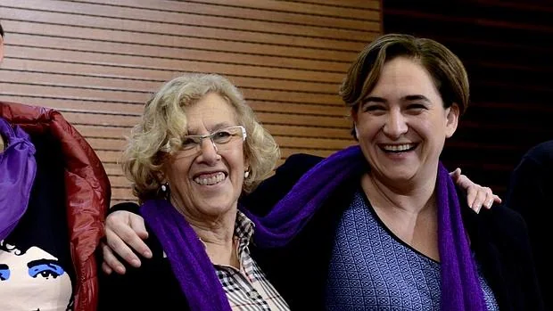 La alcaldesa de Madrid, Manuela Carmena, junto a la de Barcelona, Ada Colau