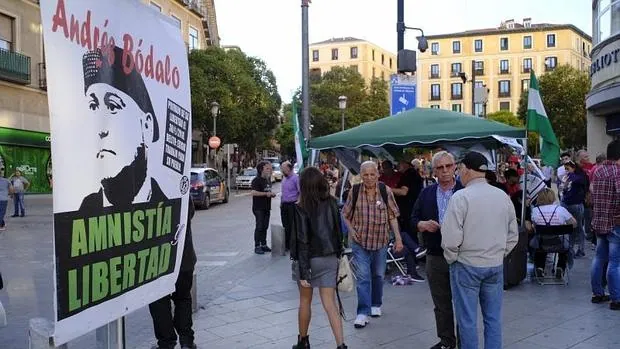 La protesta de los compañeros de Bódalo en la plaza de Lavapiés