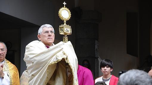 El arzobispo Braulio Rodríguez, durante la bendición