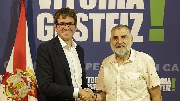 Foto de grupo, con el alcalde Urtaran en el medio, tras la firma del acuerdo