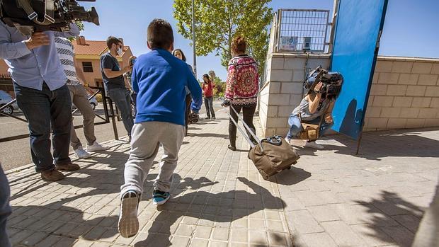 Alumnos del colegio Juan Carlos I en Seseña a su salida de las aulas