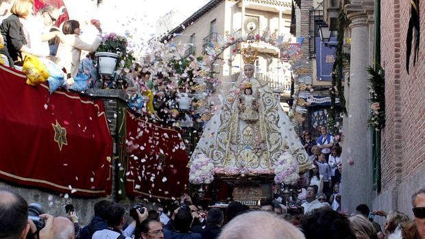 Los fieles lanzan pétalos de rosa a la Virgen a su paso por las calles