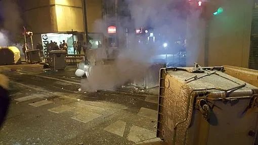 Contenedores quemados durante los disturbios