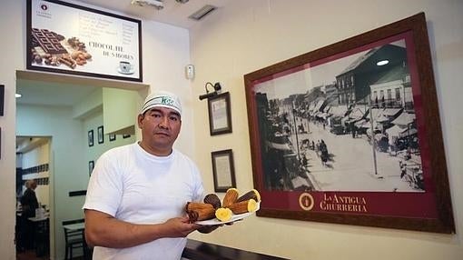 Maestro churrero de La Antigua Churrería de Bravo Murillo, con los típicos churros rellenos