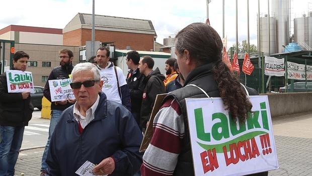 Los trabajadores de Lauki se concentraron ayer frente a la fábrica de Valladolid