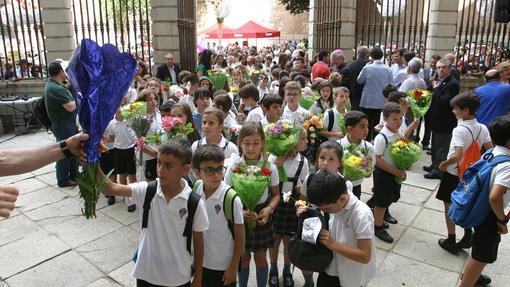 Escolares hacen una ofrenda floral a la Virgen