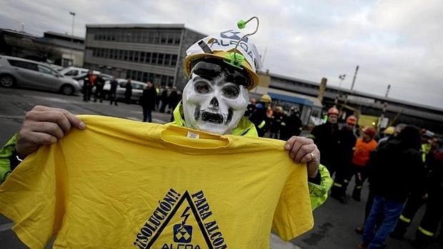 Una de las últimas marchas de la plantilla de Alcoa reivindicando el mantenimiento de las plantas