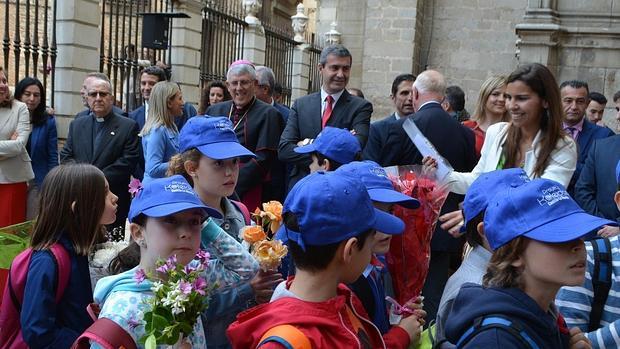 Escolares durante la ofrenda floral en la catedral